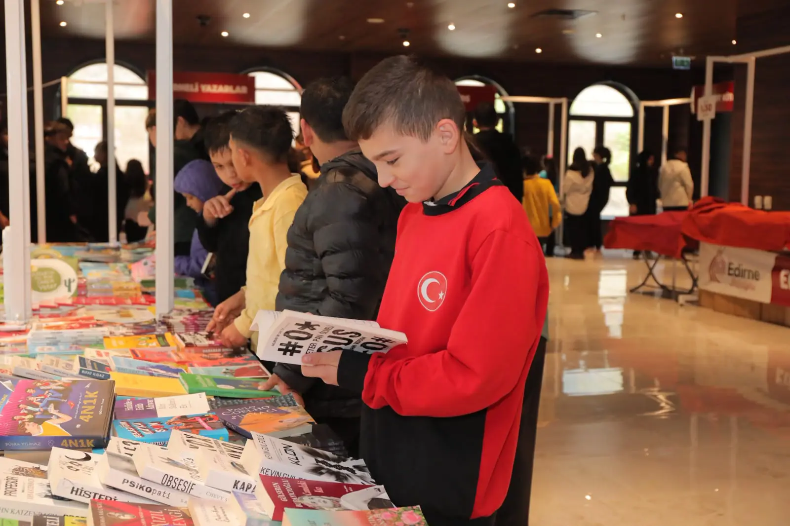BİNLERCE OKUR, YÜZLERCE HİKAYE, TEK BİR BULUŞMA: 10. GELENEKSEL EDİRNE KİTAP GÜNLERİ TAMAMLANDI galeri görseli